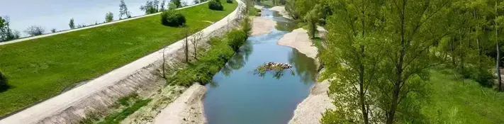 A view from above: On an 8 km stretch of the Krems and Kamp rivers, the so-called "Kamp-Krems channel", bed sills were removed and the river bed was widened and equipped with gravel and sand banks as well as wooden structures.